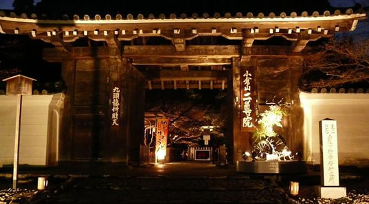 京都・嵐山花灯路、二尊院のライトアップ